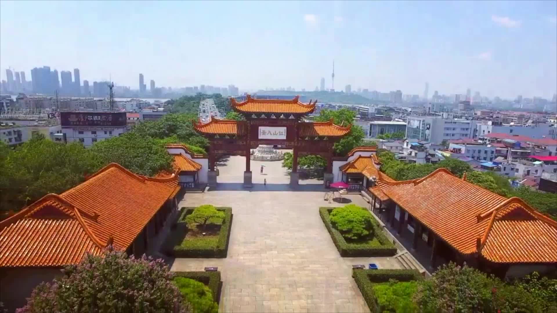 近景航拍武汉黄鹤楼背景视频视频的预览图