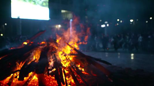 实拍人文艺术民族篝火晚会视频视频的预览图