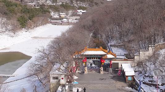 枣庄青檀寺初雪航拍视频的预览图