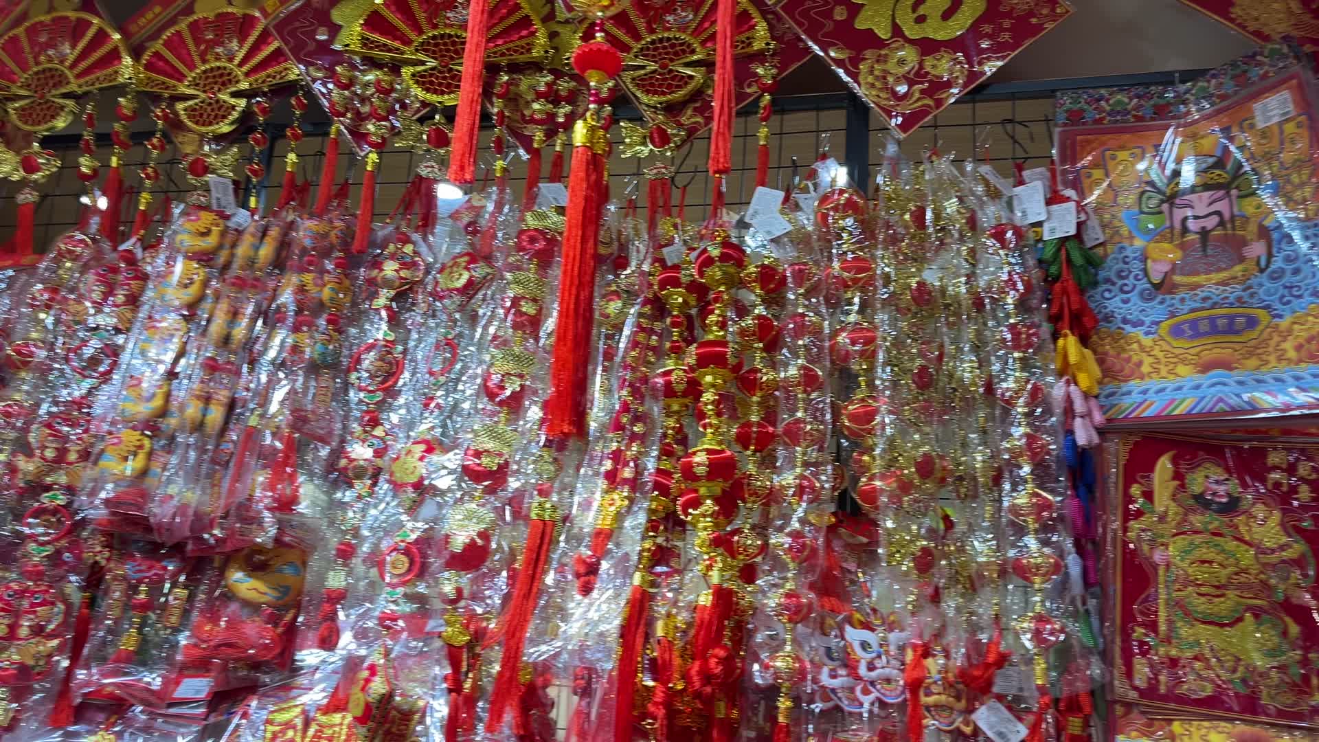 中国传统节日春节除夕夜庆祝过年挑选喜庆装饰品中国结对联鞭炮视频的预览图