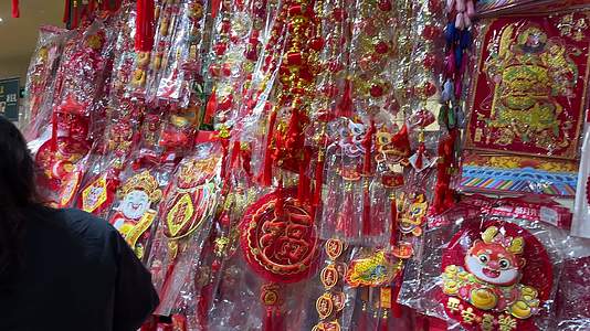 中国传统节日春节除夕夜庆祝过年挑选喜庆装饰品中国结对联鞭炮视频的预览图