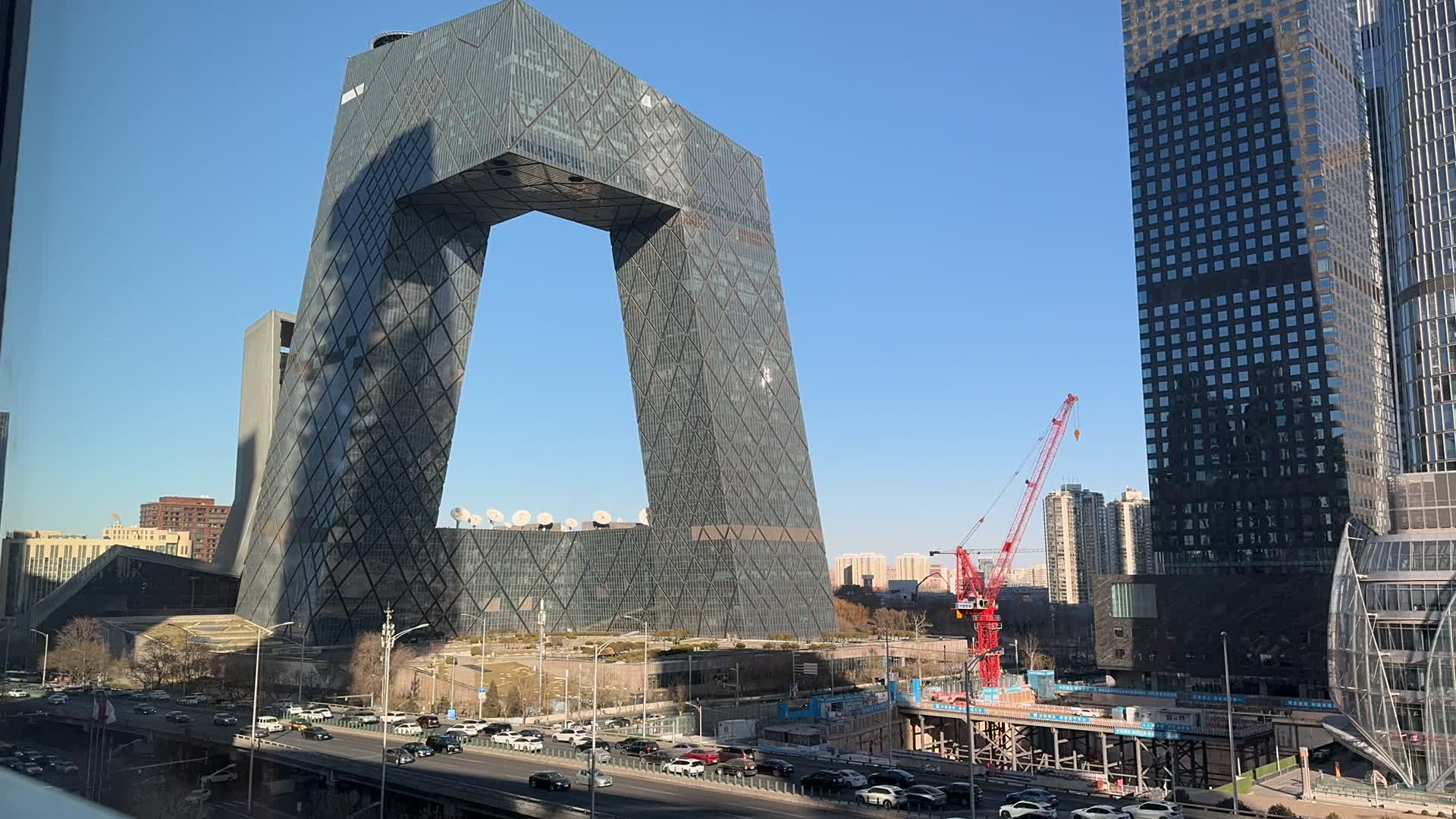 北京城市CBD商务经济中心国贸中央电视台大楼高架桥车流延时视频的预览图