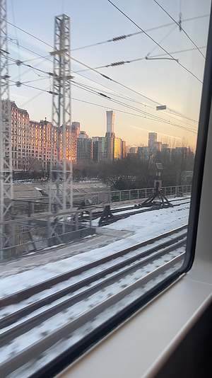 车内视角火车高铁在北京市内行驶运行窗外风景春运返乡交通视频的预览图