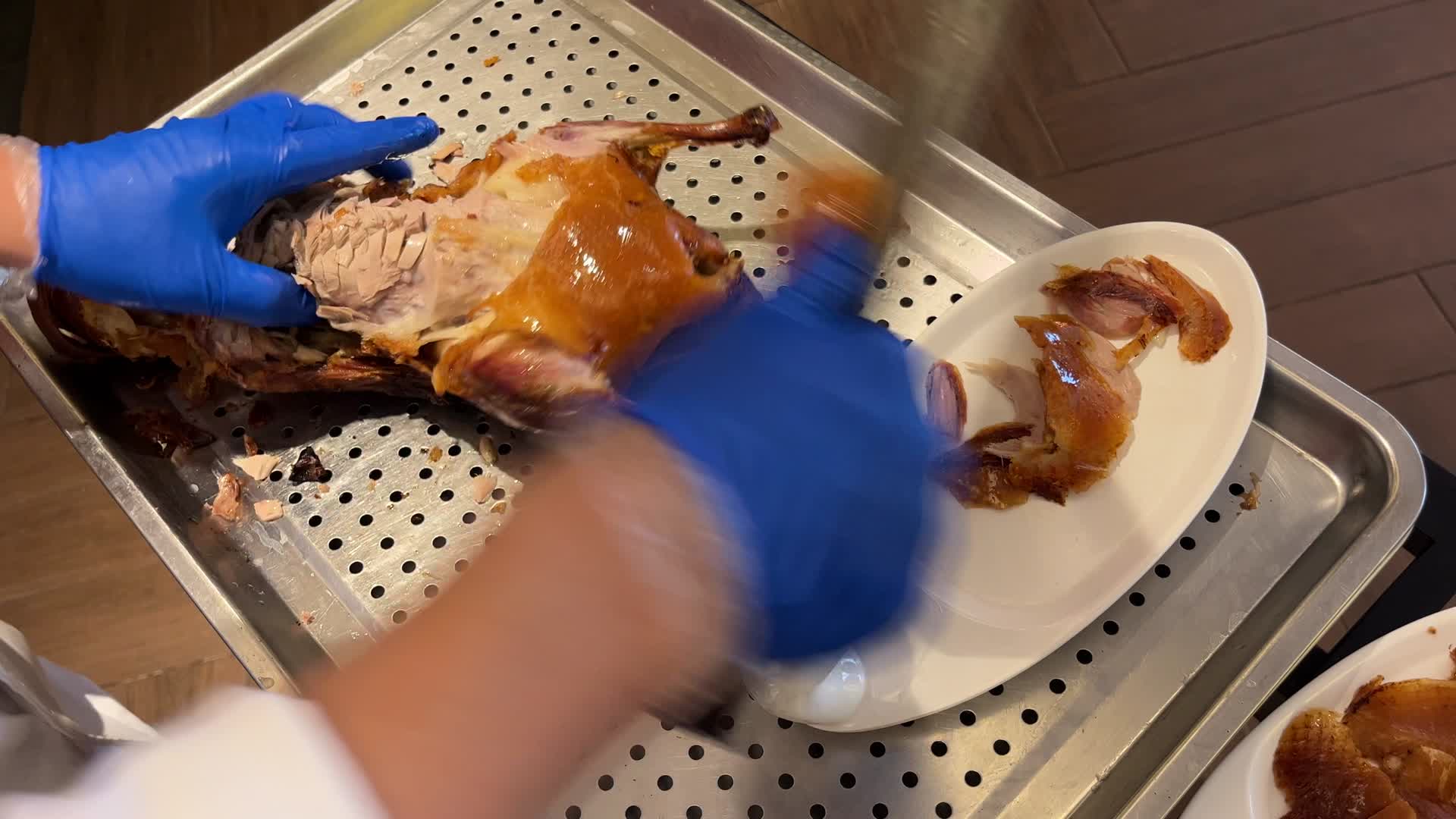 北京烤鸭片鸭子过程中国特色美食视频的预览图