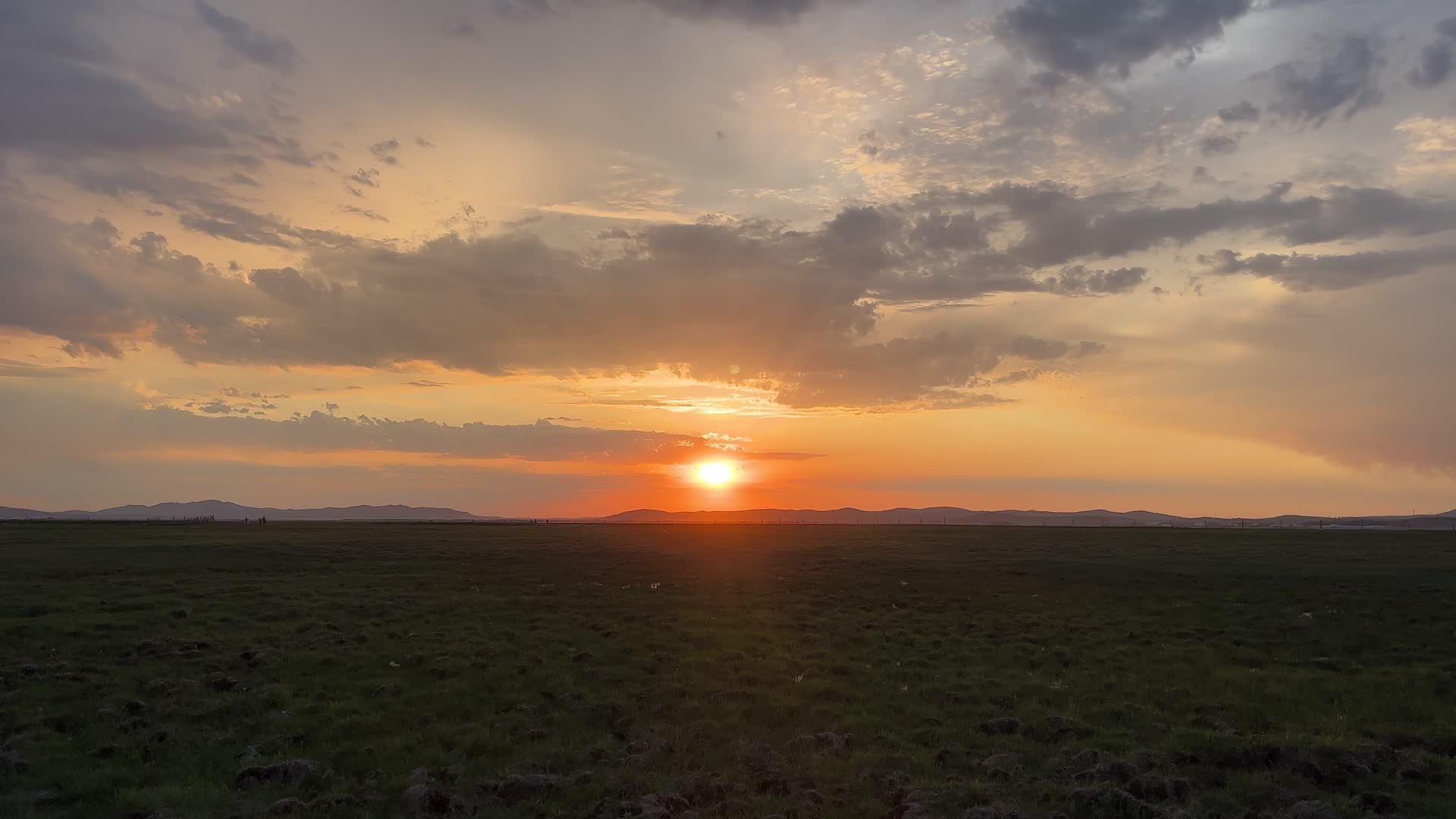 河北坝上草原日落夕阳延时灿烂的晚霞视频的预览图