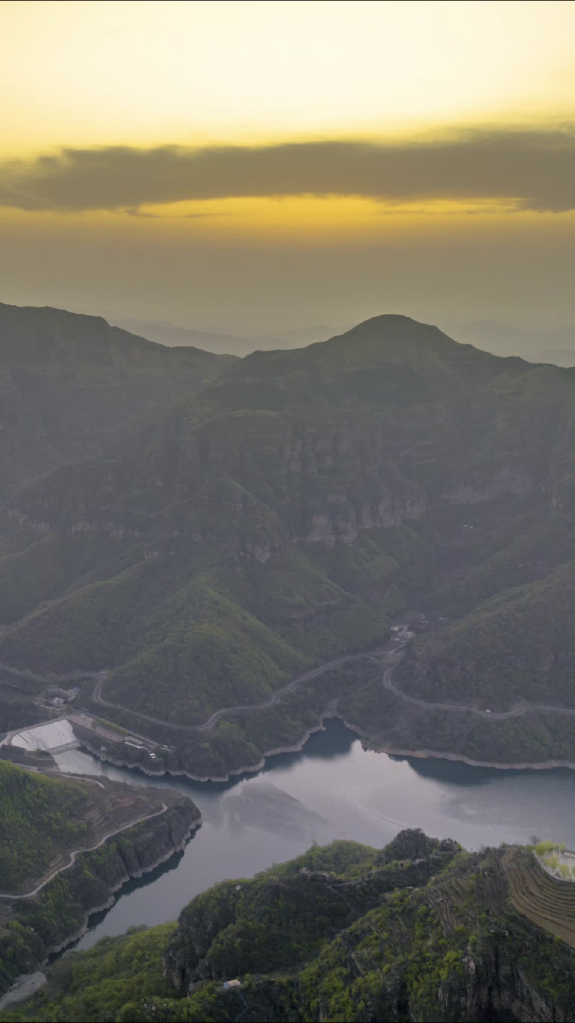 高清竖屏航拍山西太行山大峡谷日出场景视频的预览图