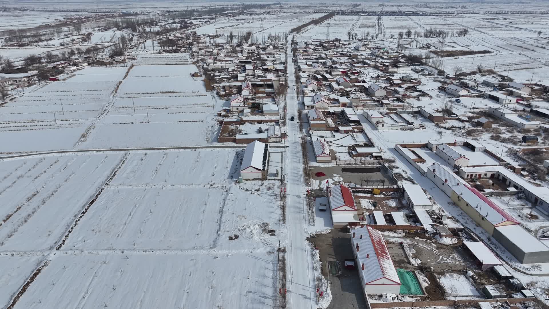 航拍下雪后的黄河边上村庄视频的预览图