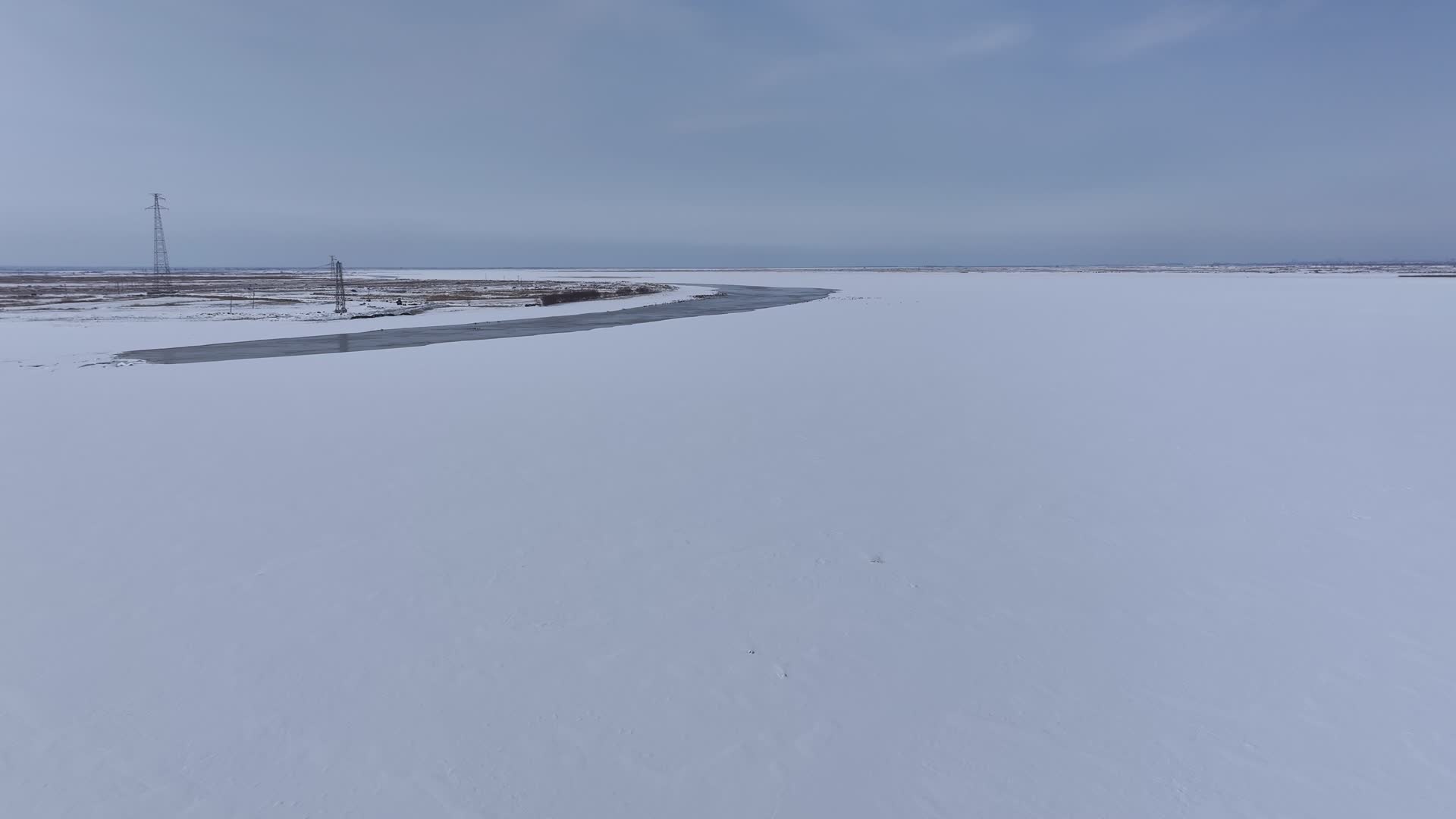 航拍下雪后的黄河视频的预览图