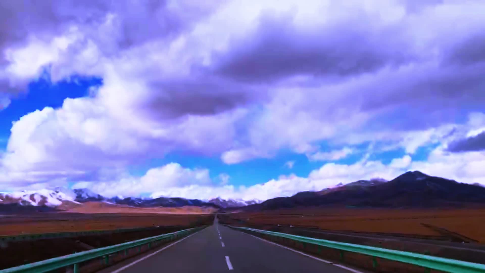 草原公路雪山如画一般美视频的预览图