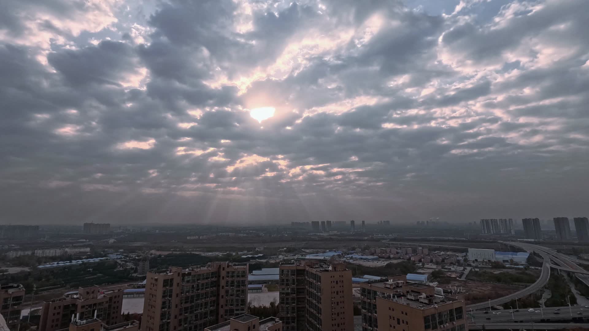 城市天空云层耶稣光延迟摄影视频的预览图