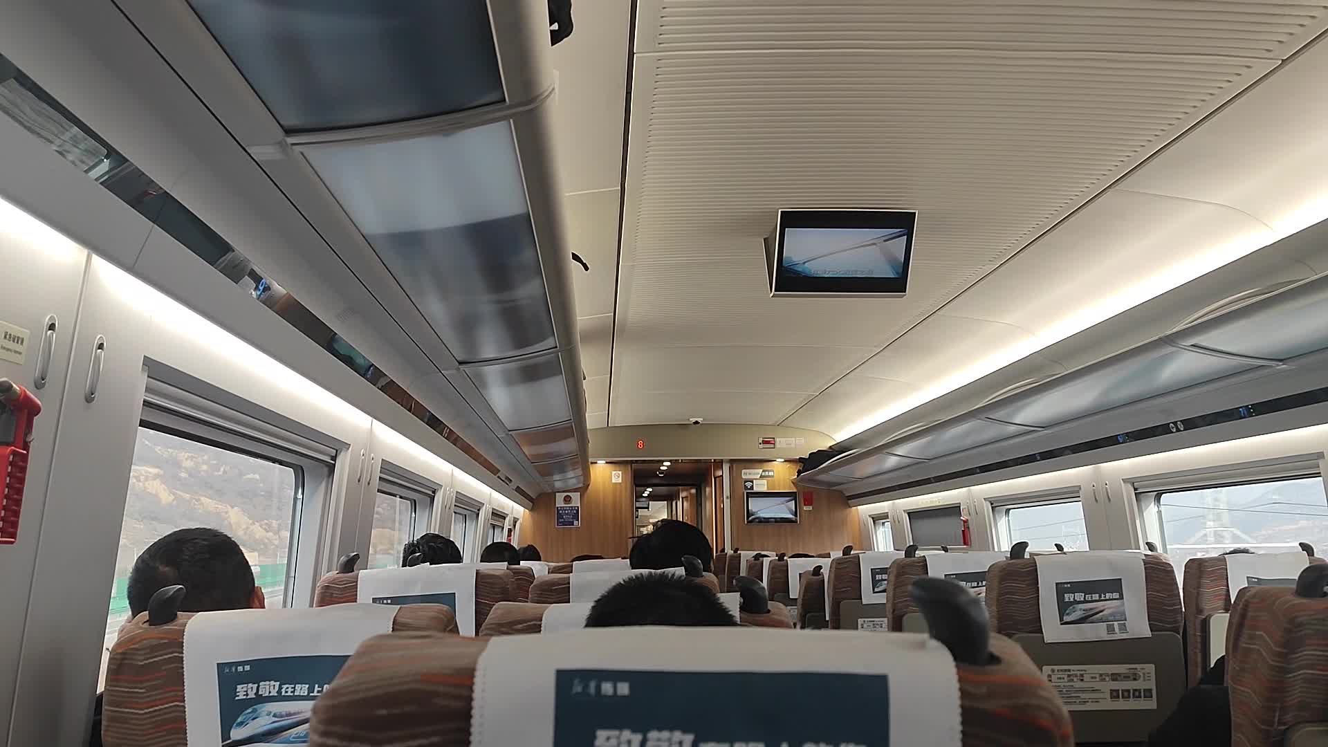 运行中的动车高铁二等座车厢视频的预览图