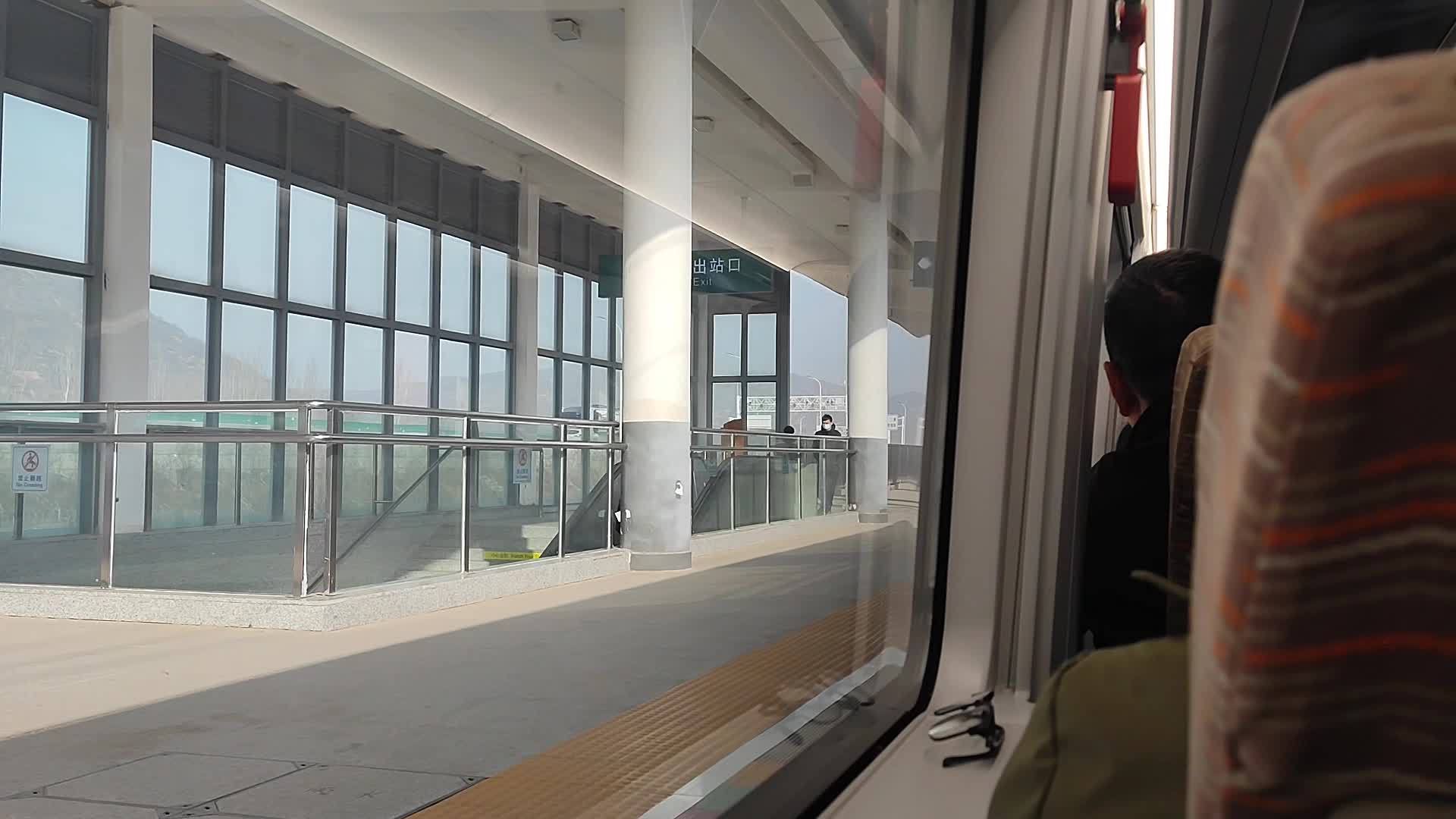 动车高铁进站全过程车内视角视频的预览图