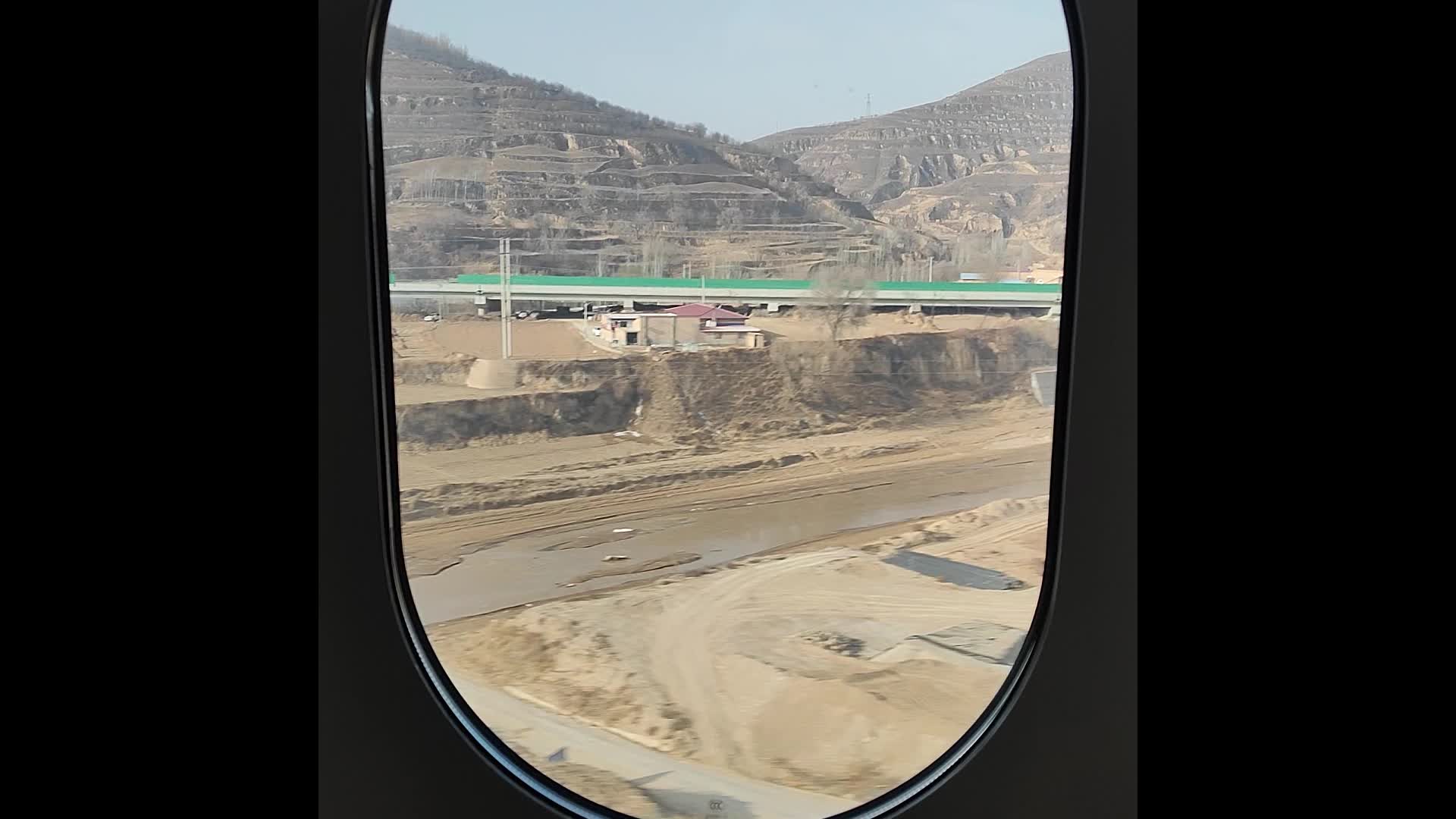 运行在黄土高原上的动车高铁内部视角视频的预览图