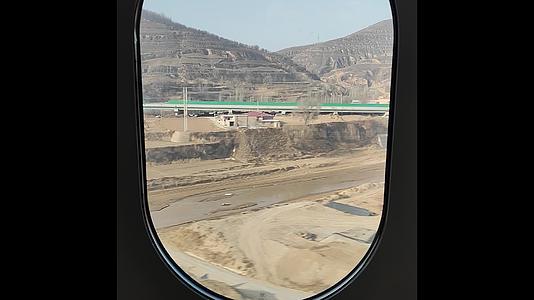 运行在黄土高原上的动车高铁内部视角视频的预览图