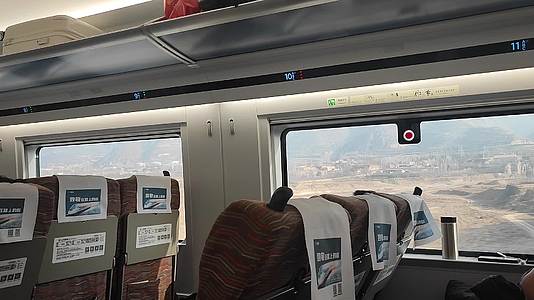 运行中的动车高铁二等座车厢视频的预览图