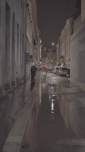 米兰奢侈品街夜晚雨景视频的预览图