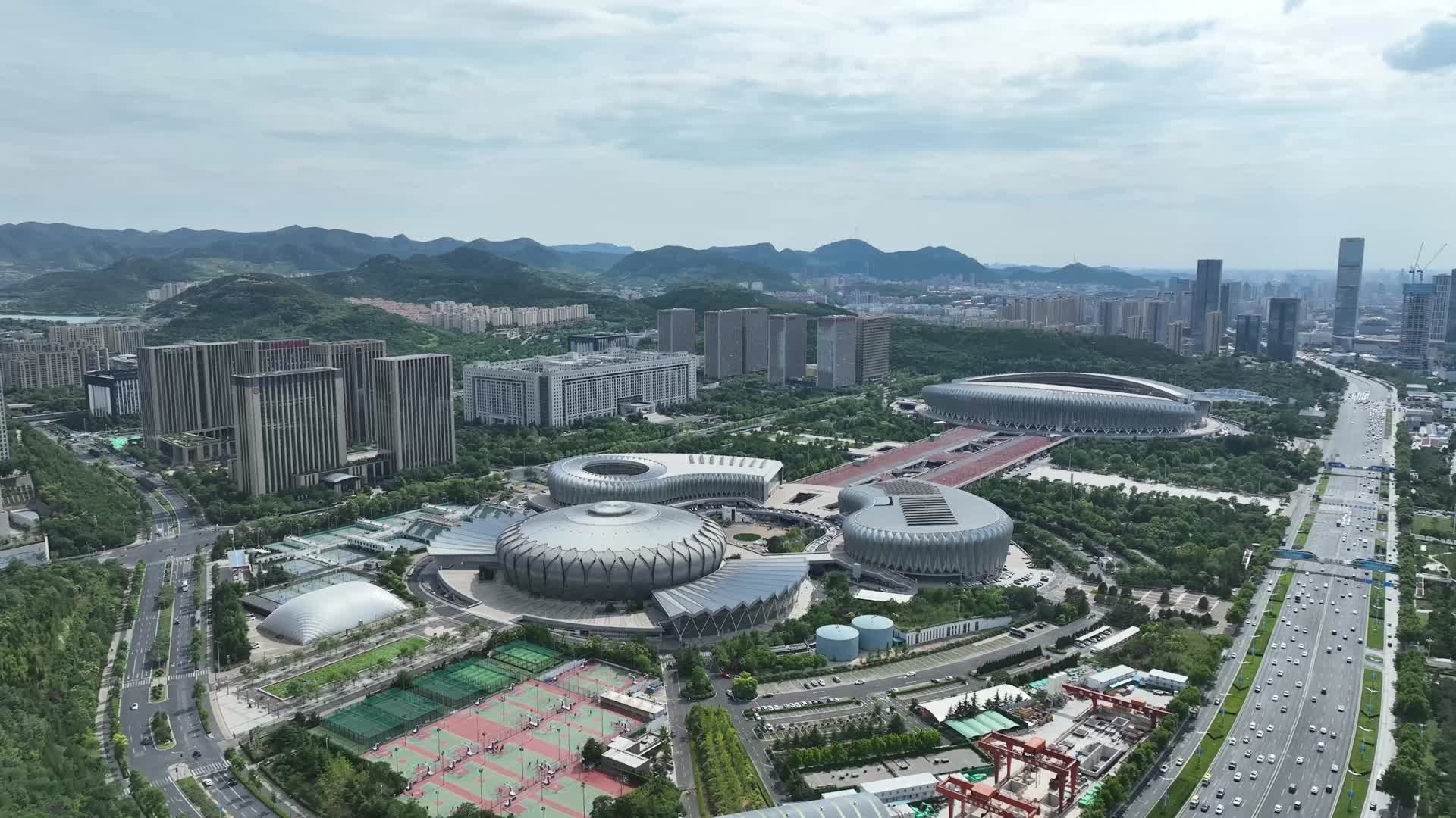 济南高新奥体中心羽毛球场经十路交通视频的预览图