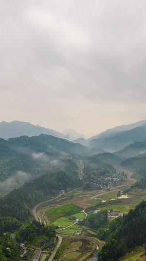 高清竖屏延时航拍贵州加榜梯田清晨云海景色视频的预览图