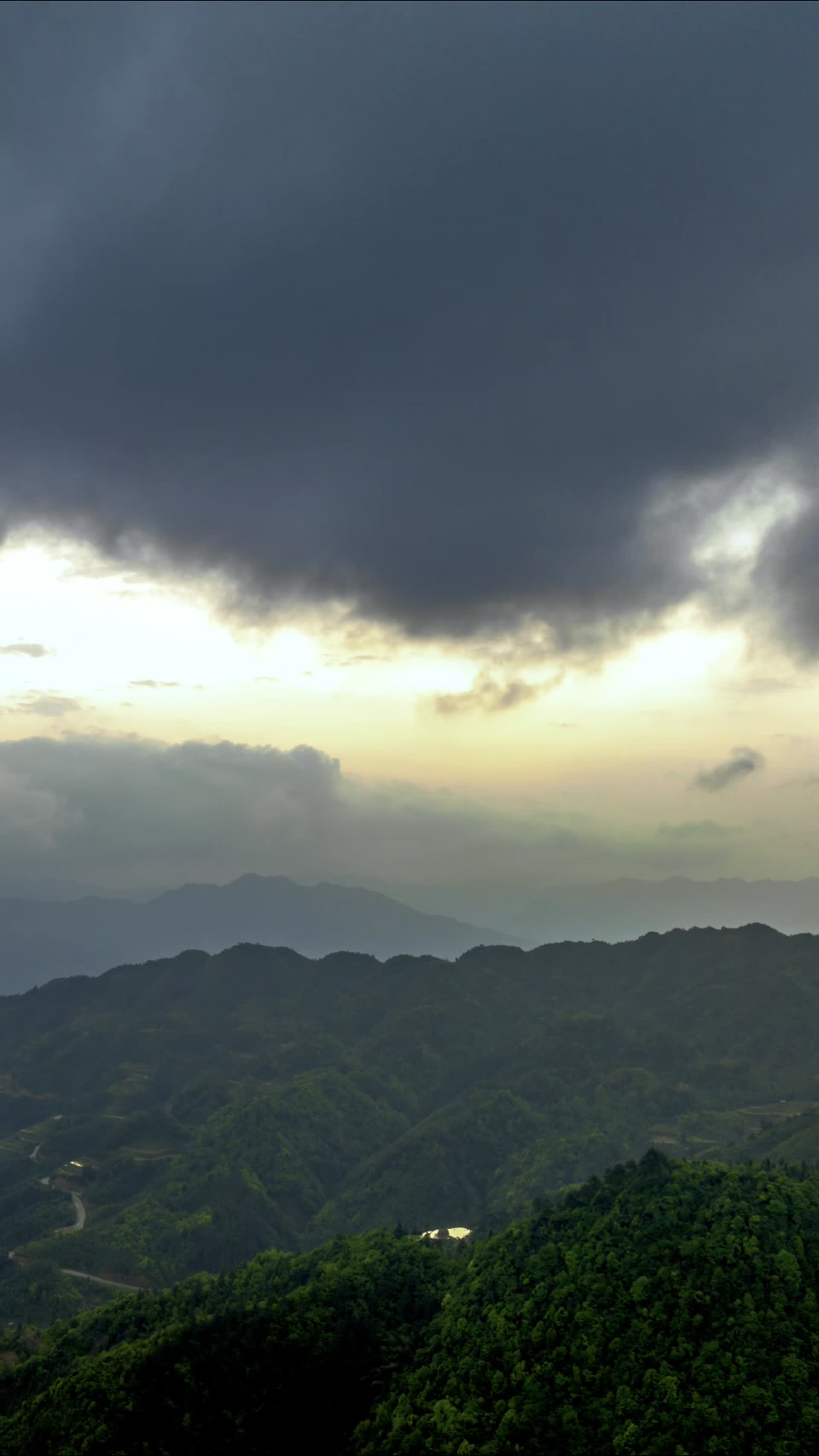 高清竖屏延时航拍贵州加榜梯田清晨云海景色视频的预览图