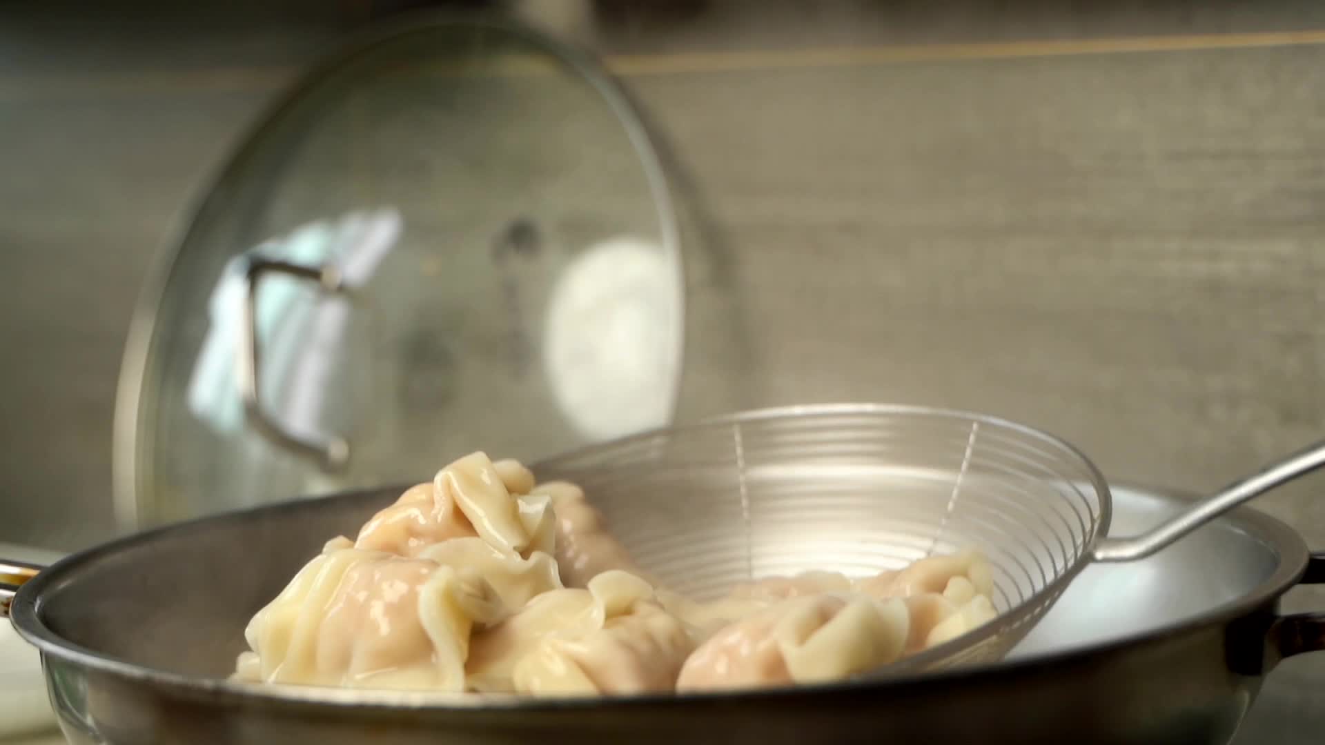冬至煮饺子特写慢动作视频的预览图