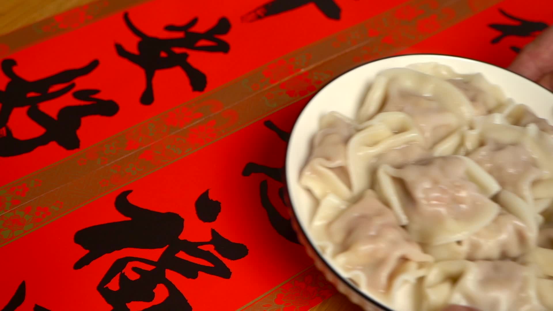 冬至煮饺子特写慢动作视频的预览图