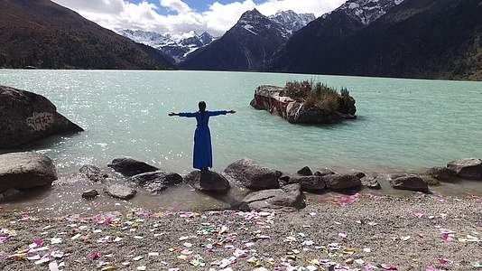 西藏雪山圣湖高清航拍实拍视频的预览图