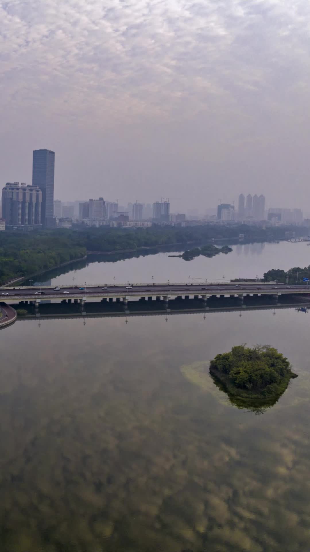 高清竖屏延时航拍广西南湖日出光影视频的预览图