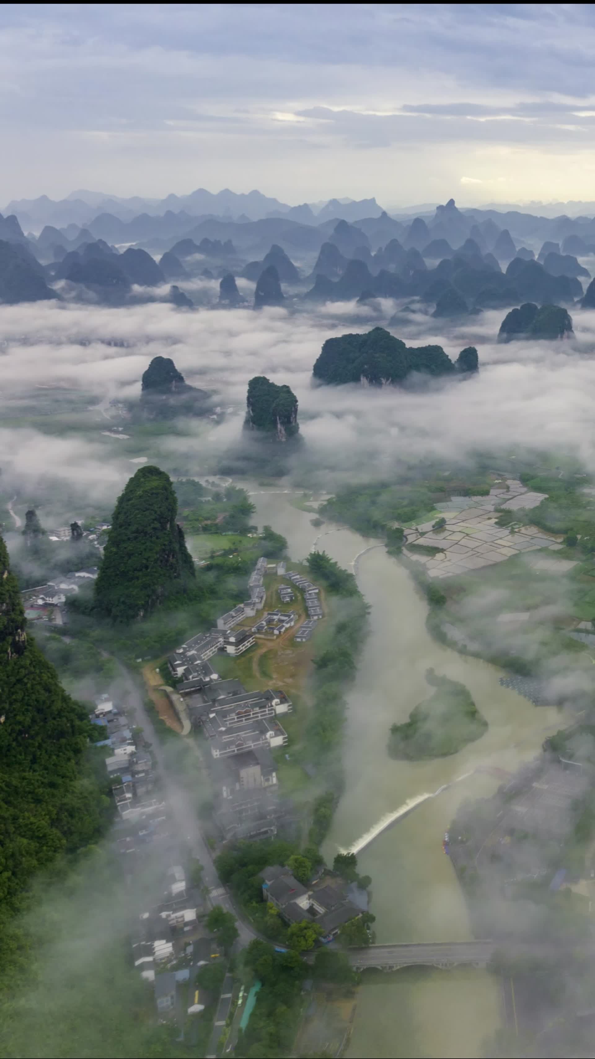高清竖屏延时航拍广西柳州烟雨遇龙河视频的预览图