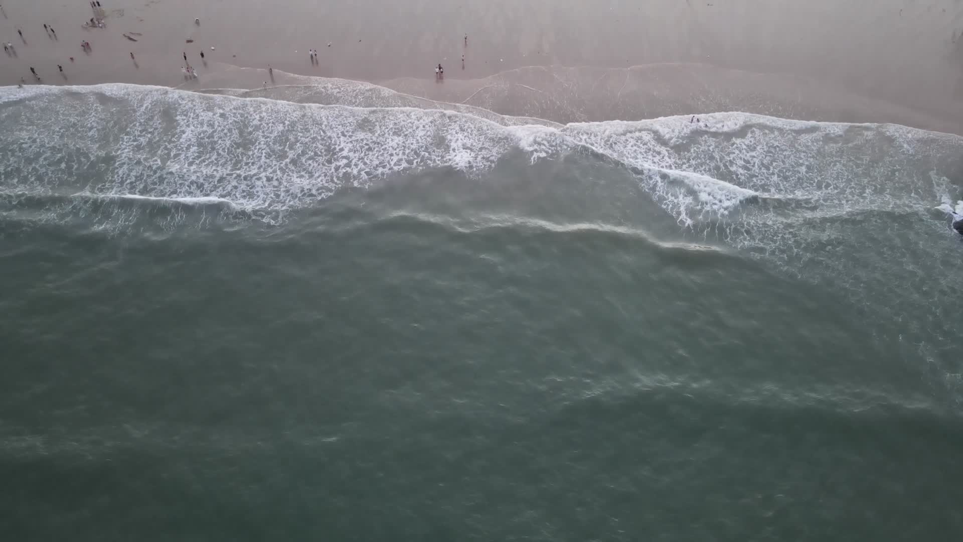 沙滩海浪空镜视频的预览图