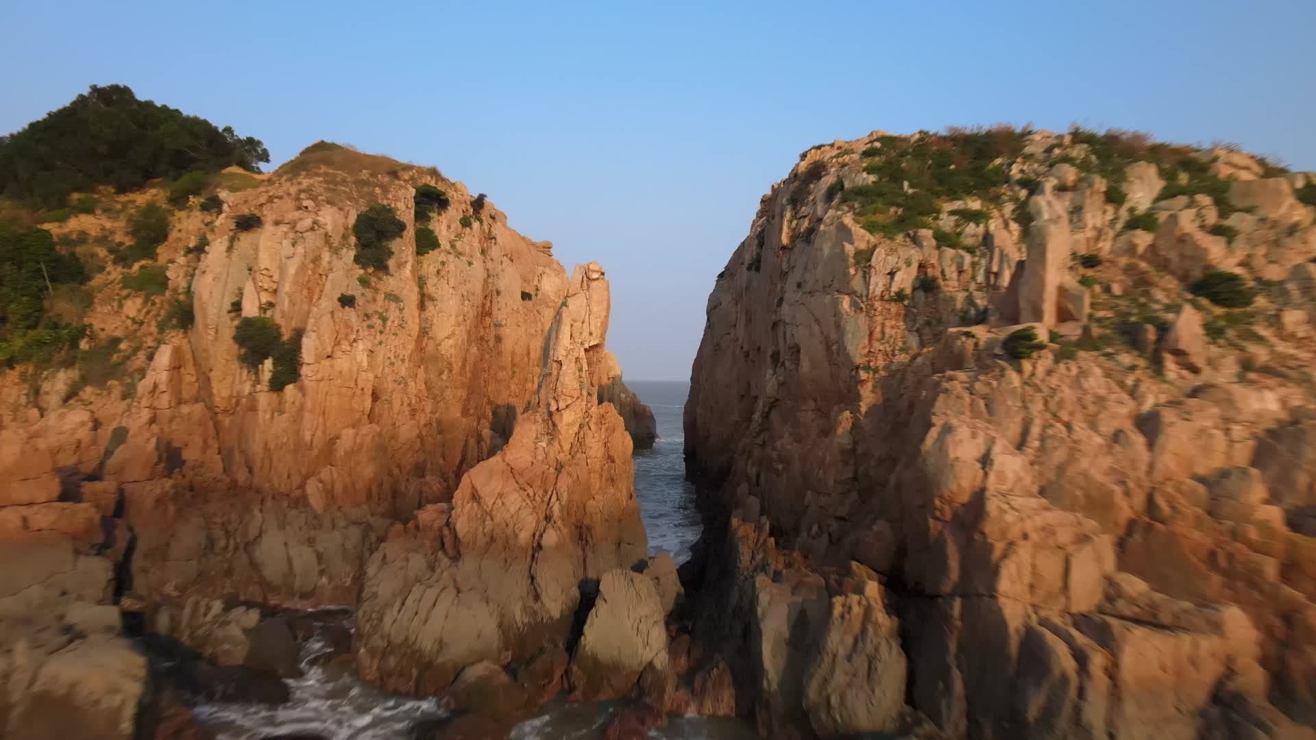 无人机穿越海蚀峡谷空镜视频的预览图