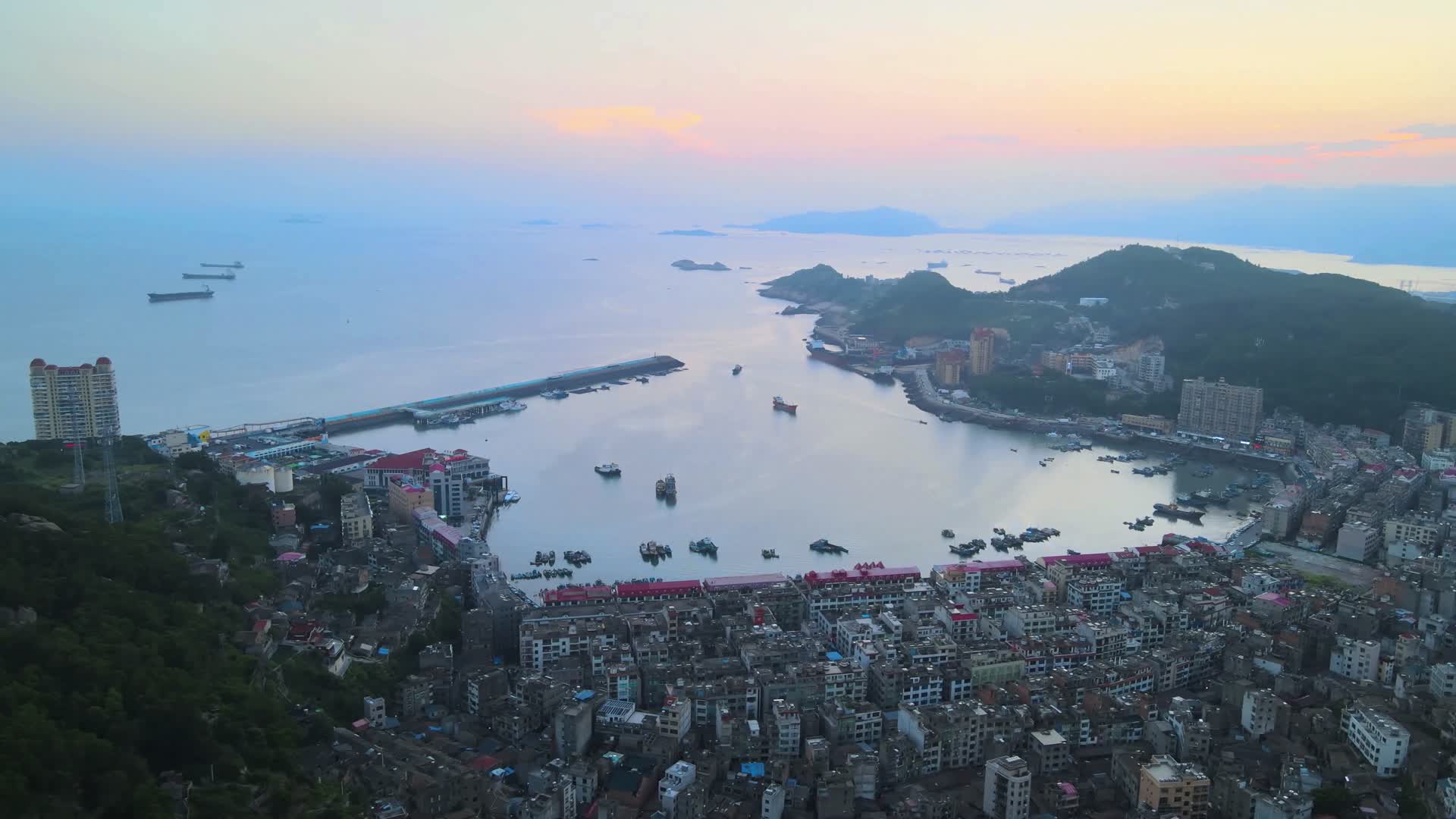 黄岐中心渔港夕阳落日航拍视频的预览图