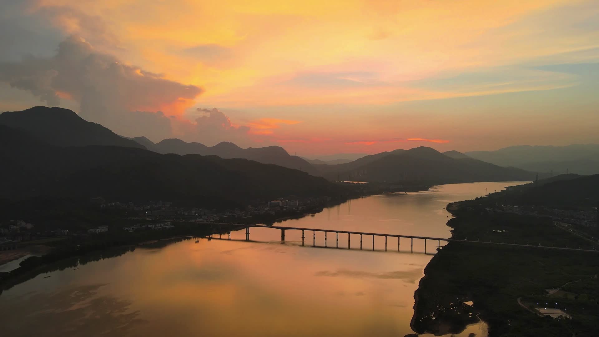 江景夕阳落日航拍空镜视频的预览图