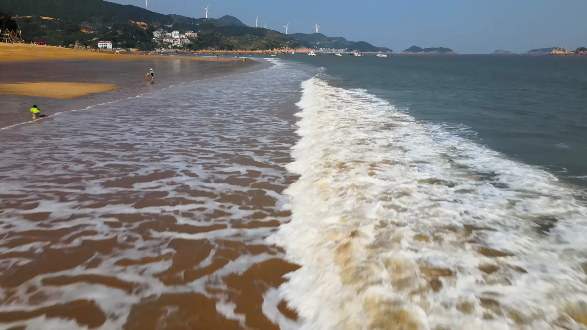 沙滩航拍空镜视频的预览图
