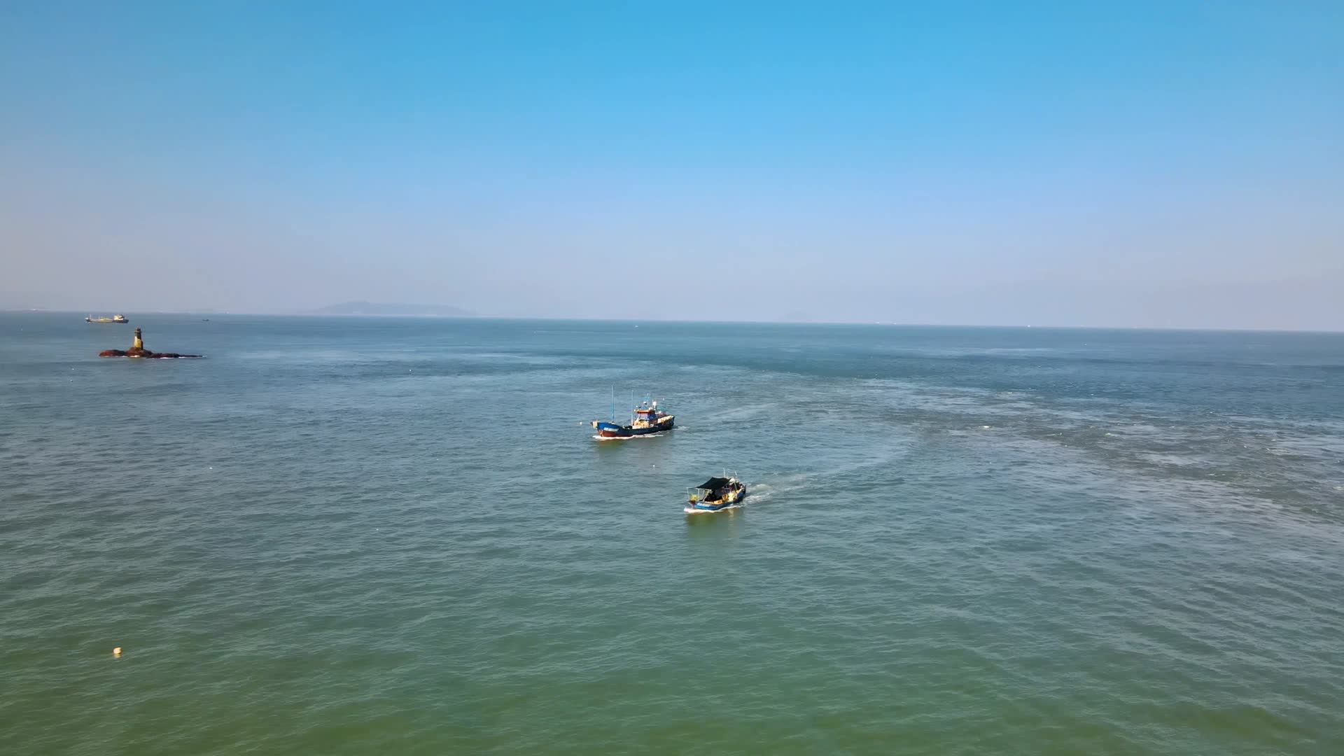 渔船航行航拍空镜视频的预览图
