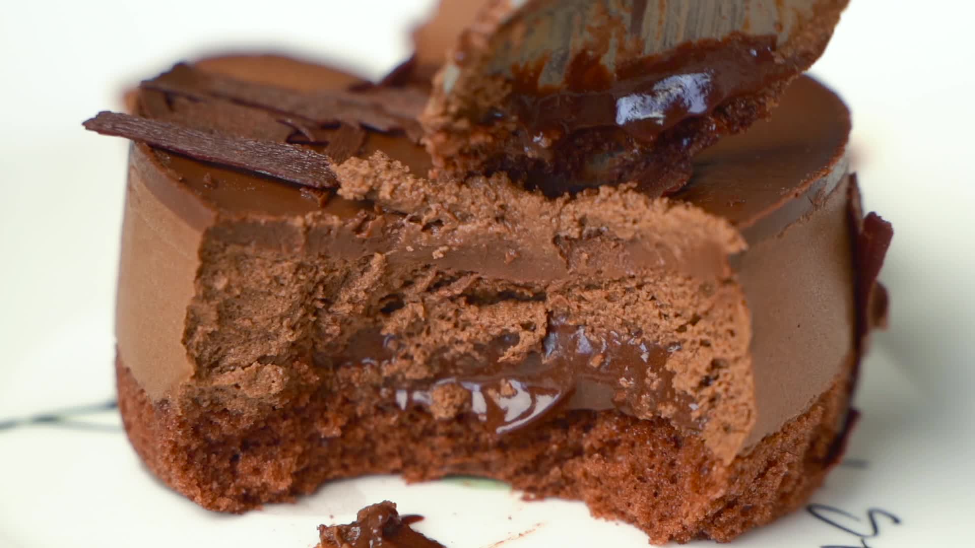 吃巧克力蛋糕特写慢动作视频的预览图