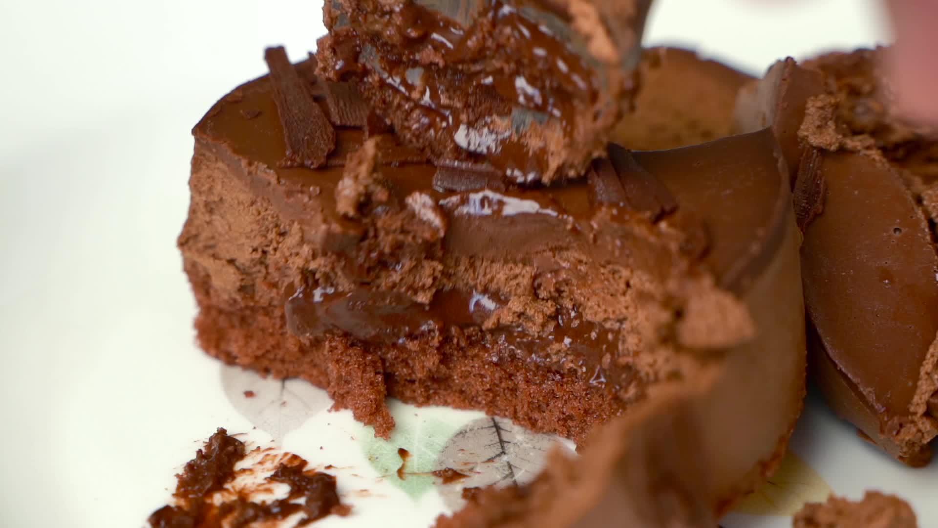 吃巧克力蛋糕特写慢动作视频的预览图