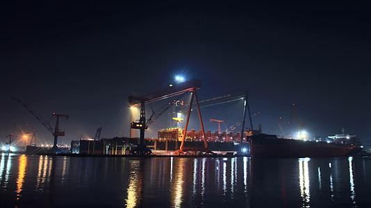 造船厂夜景延时视频的预览图