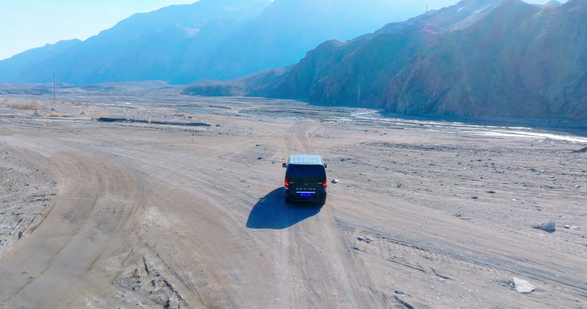 汽车行驶在戈壁滩视频视频的预览图