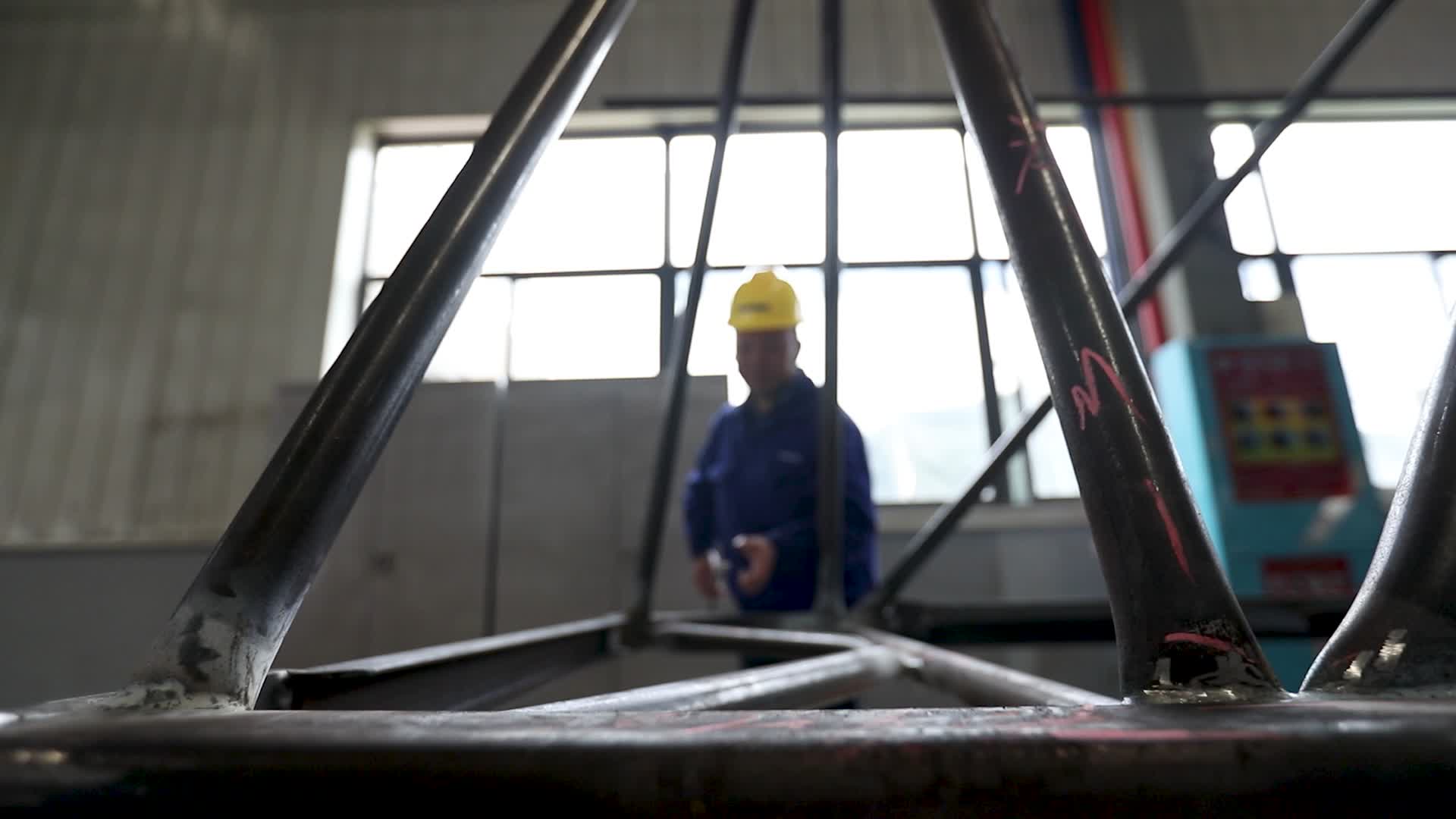 工厂电焊视频的预览图