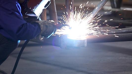 慢速电焊工业工厂焊接打磨工人视频的预览图