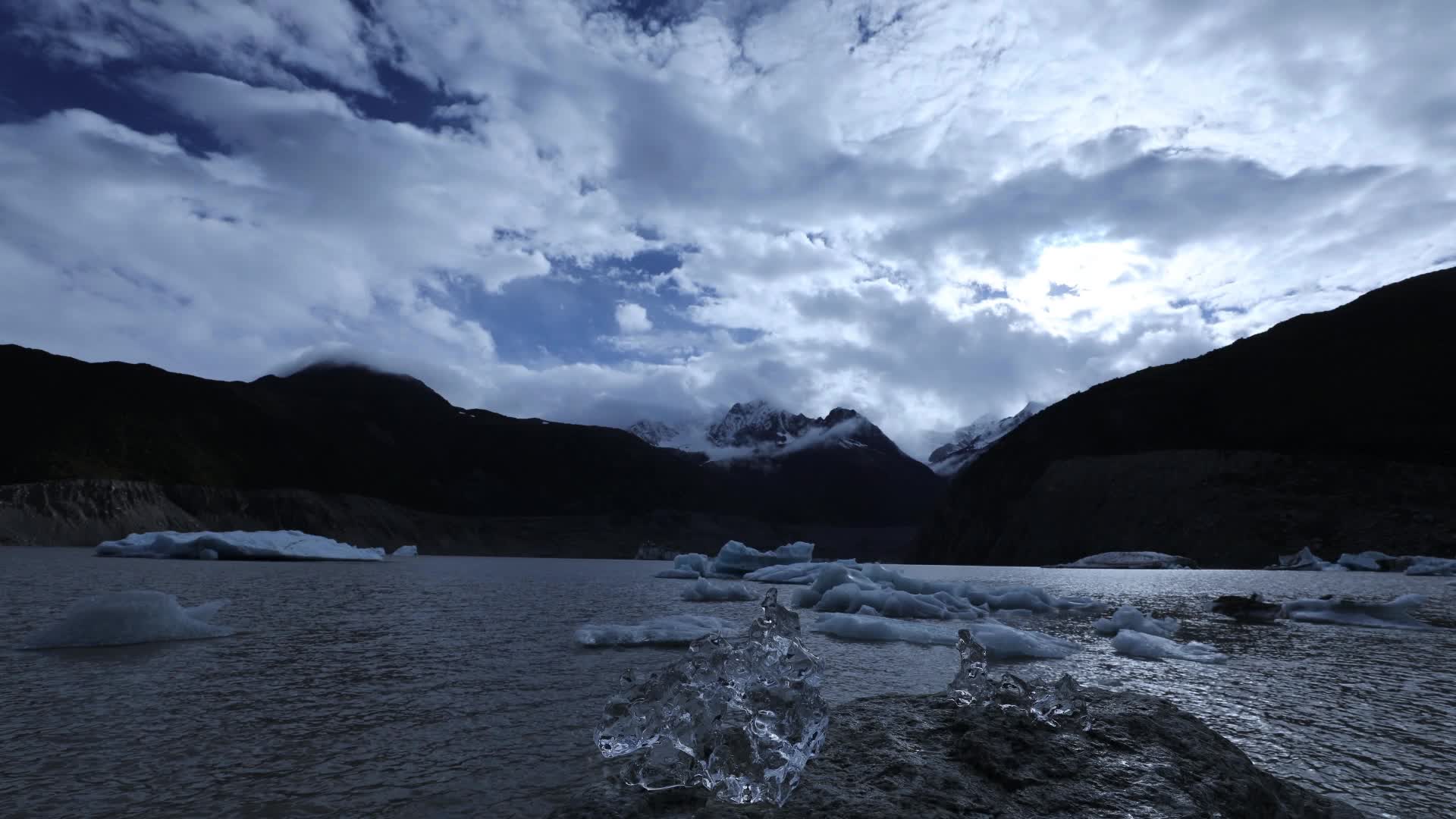 西藏冰冷的河水冰冷延时视频的预览图