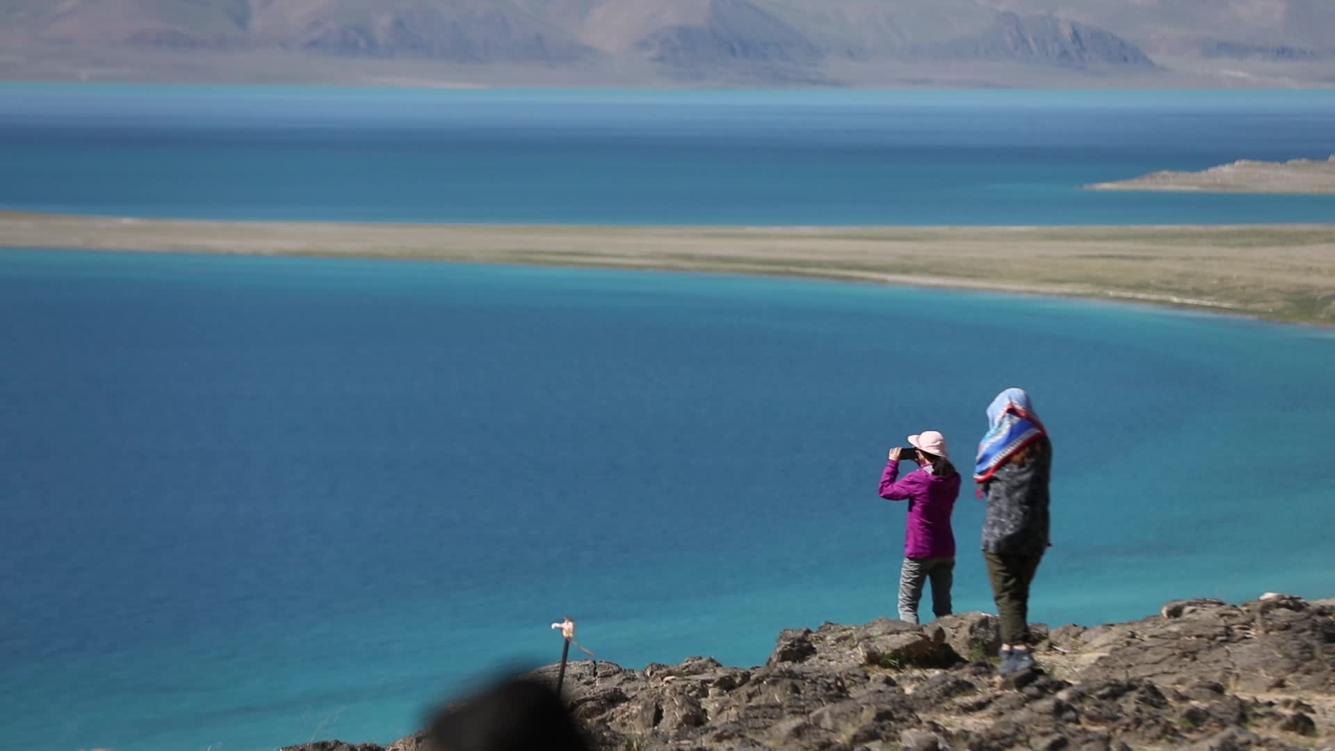 西藏旅游湖泊游客视频的预览图