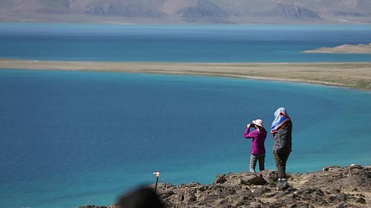 西藏旅游湖泊游客视频的预览图