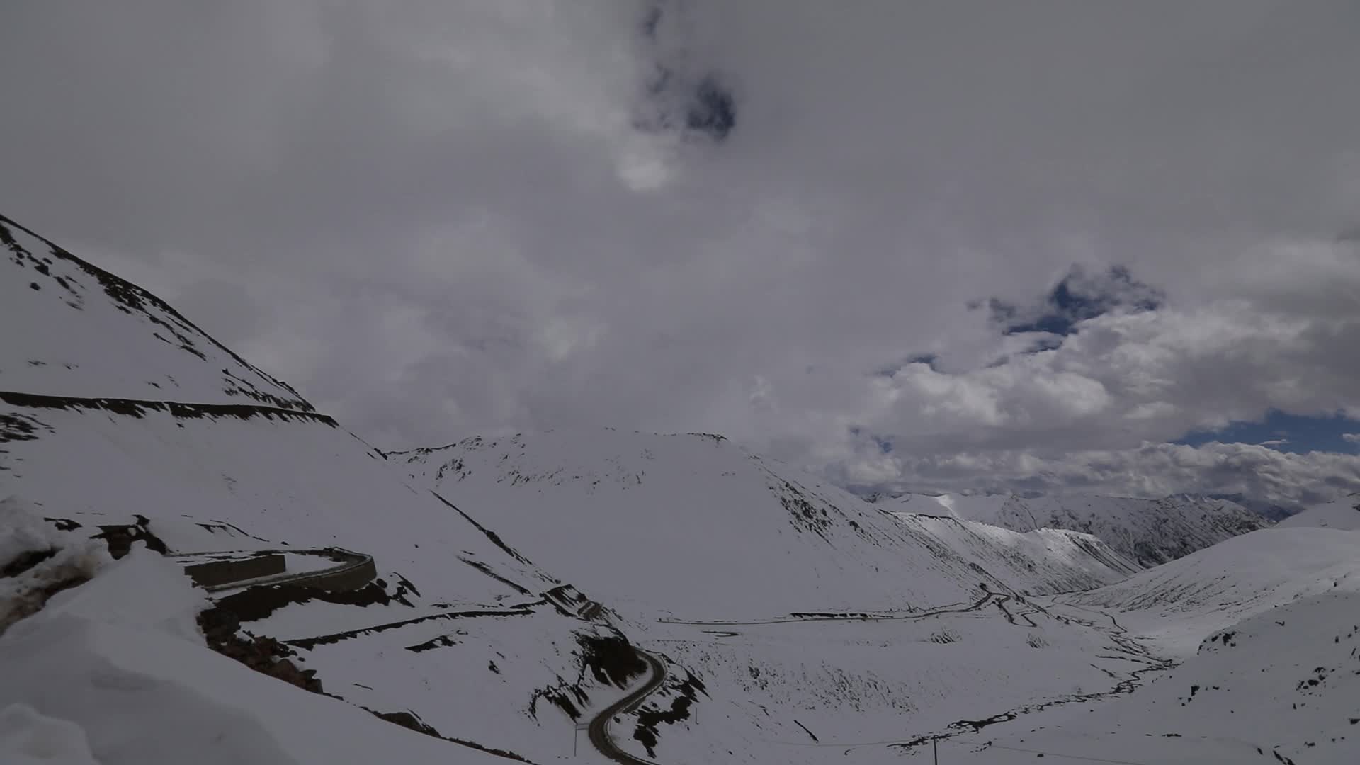旅途在路上雪山道路视频的预览图