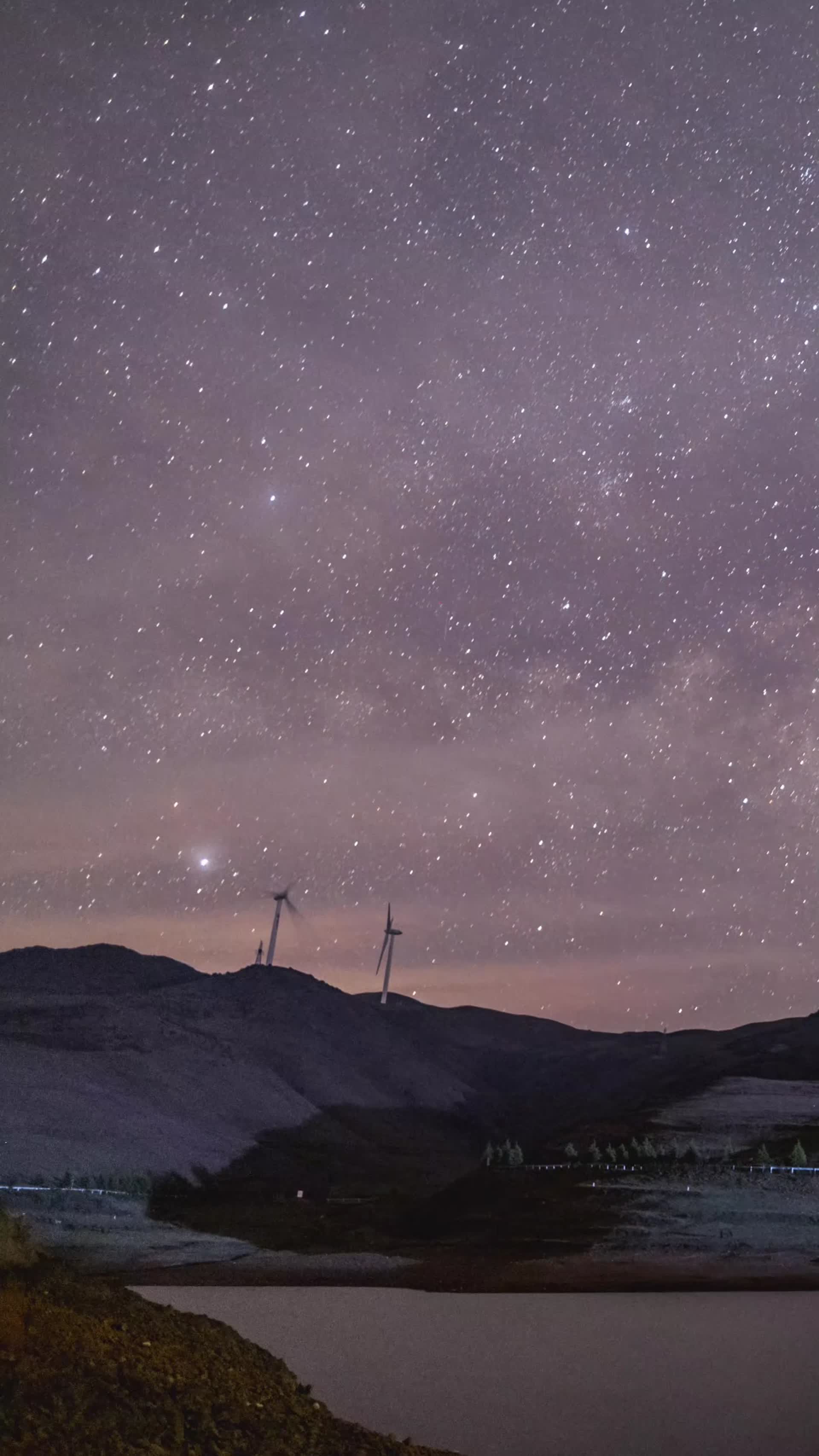 高清竖屏延时航拍乌蒙大草原星空和风车视频的预览图