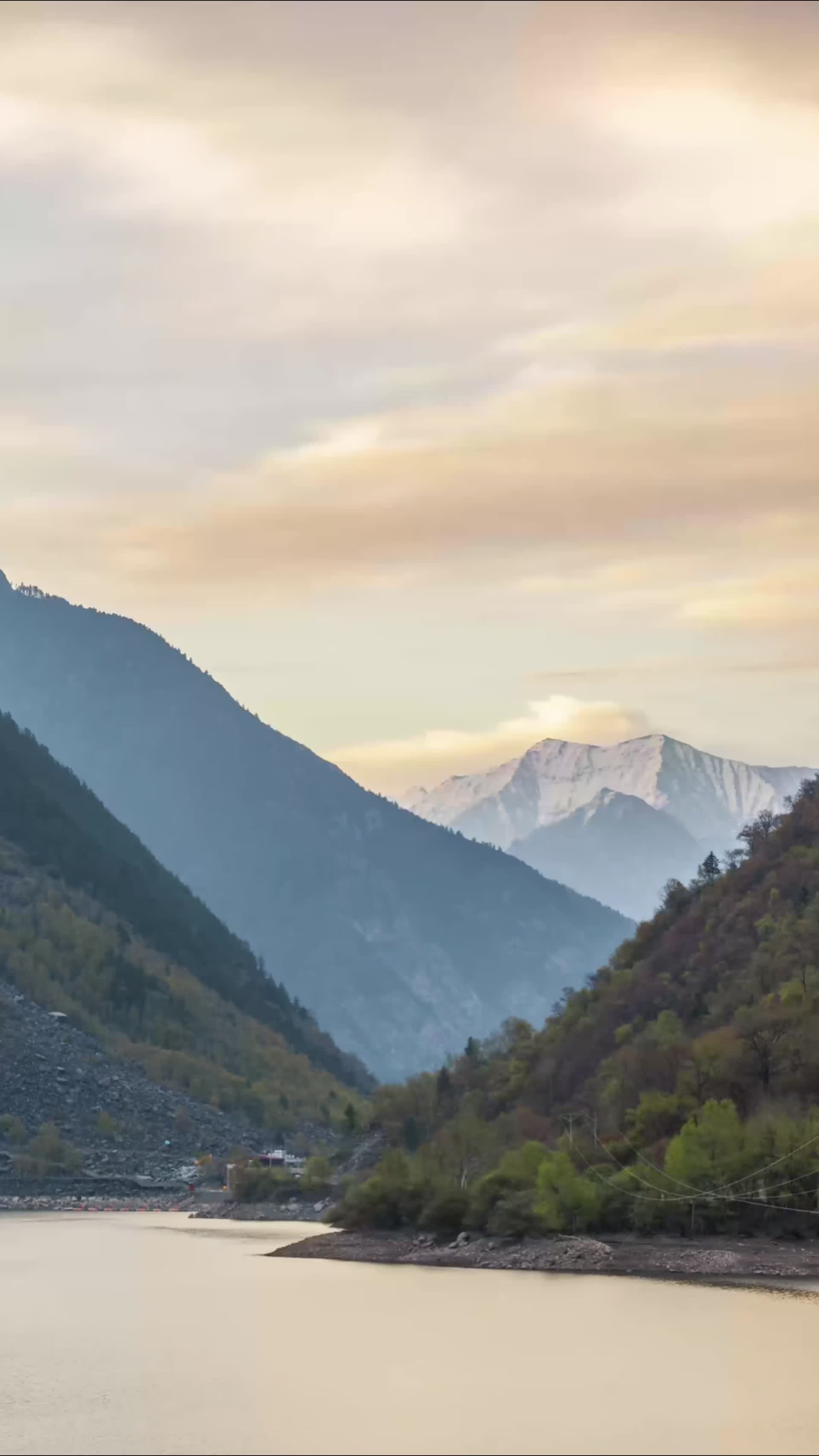 高清竖屏航拍四川康定贡嘎雪山日照金山峡谷视频的预览图