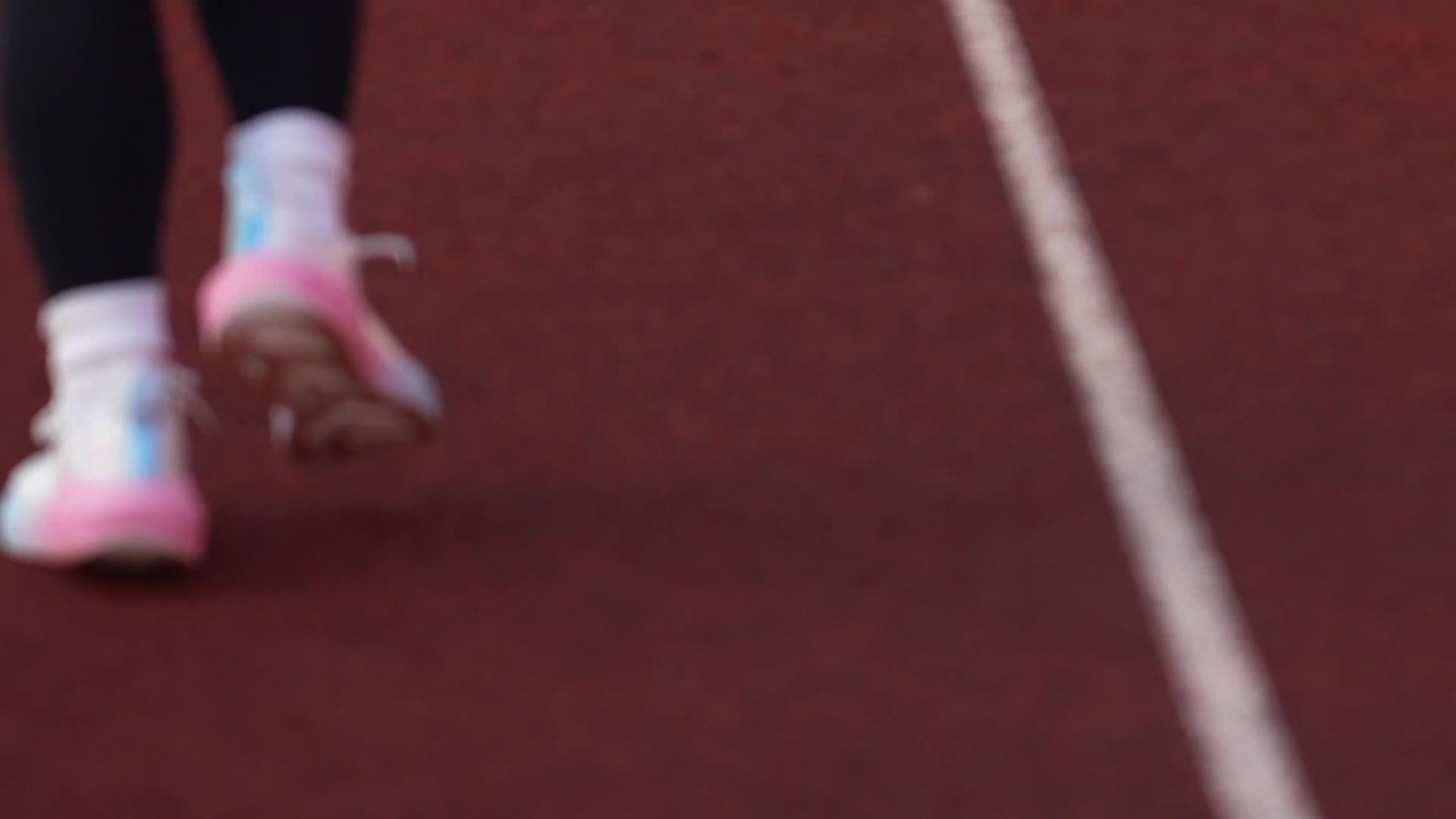 操场女士跑步特写视频的预览图