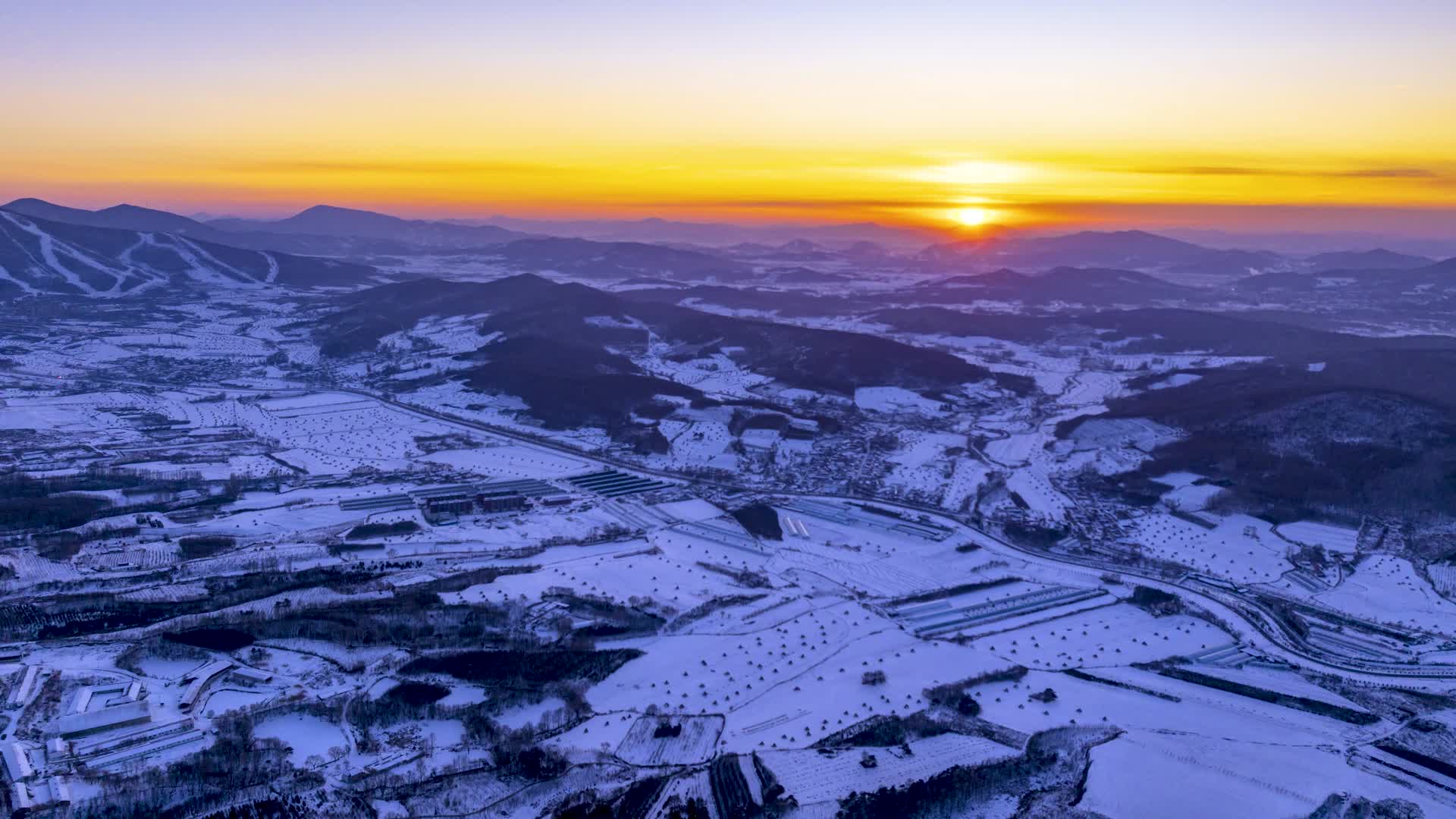 延时航拍吉林万科滑雪场日落蓝调美景视频的预览图