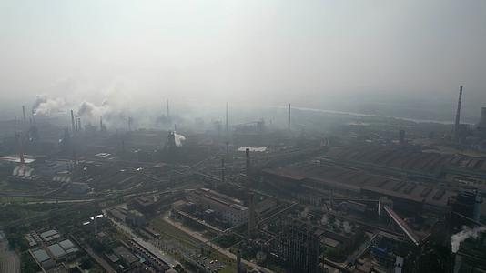 4K传统工业炼钢厂航拍视频视频的预览图