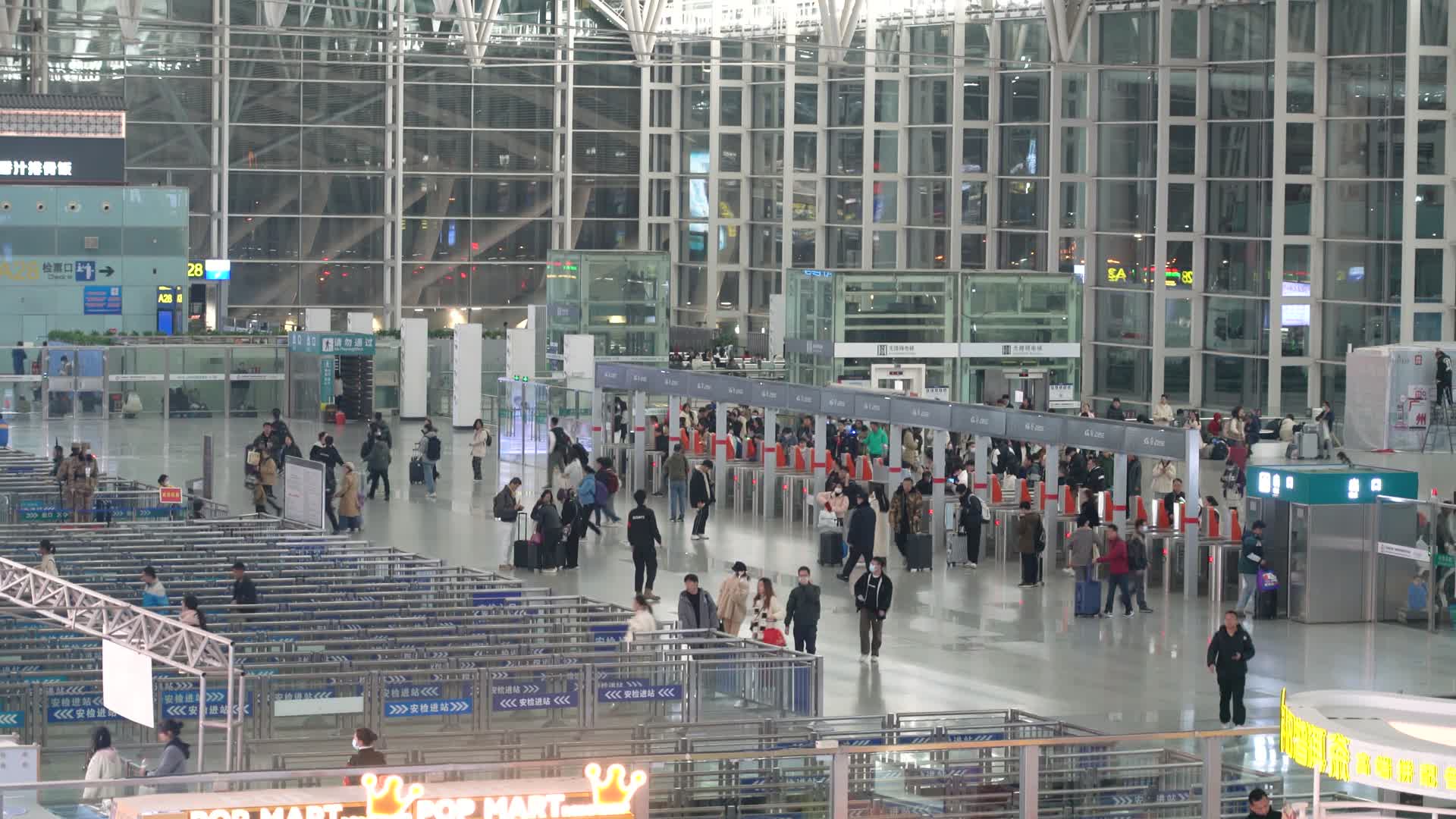 4K春节春运火车高铁动车站进出检票闸口人流实拍视频的预览图